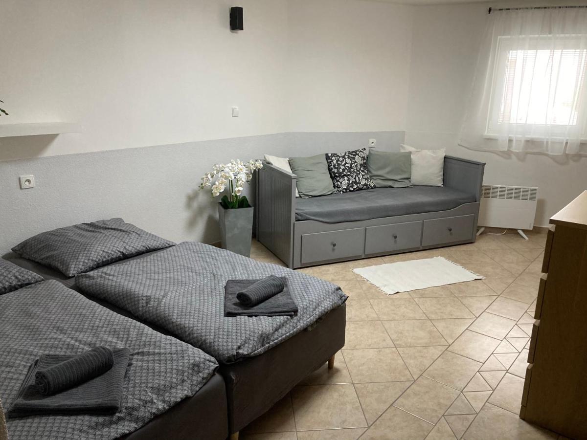 Deduv Sklep Apartment ฮโลโฮเวซ ภายนอก รูปภาพ